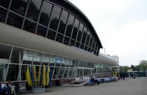 passazhiry-v-ayeroportu-borispol-ustroili-b